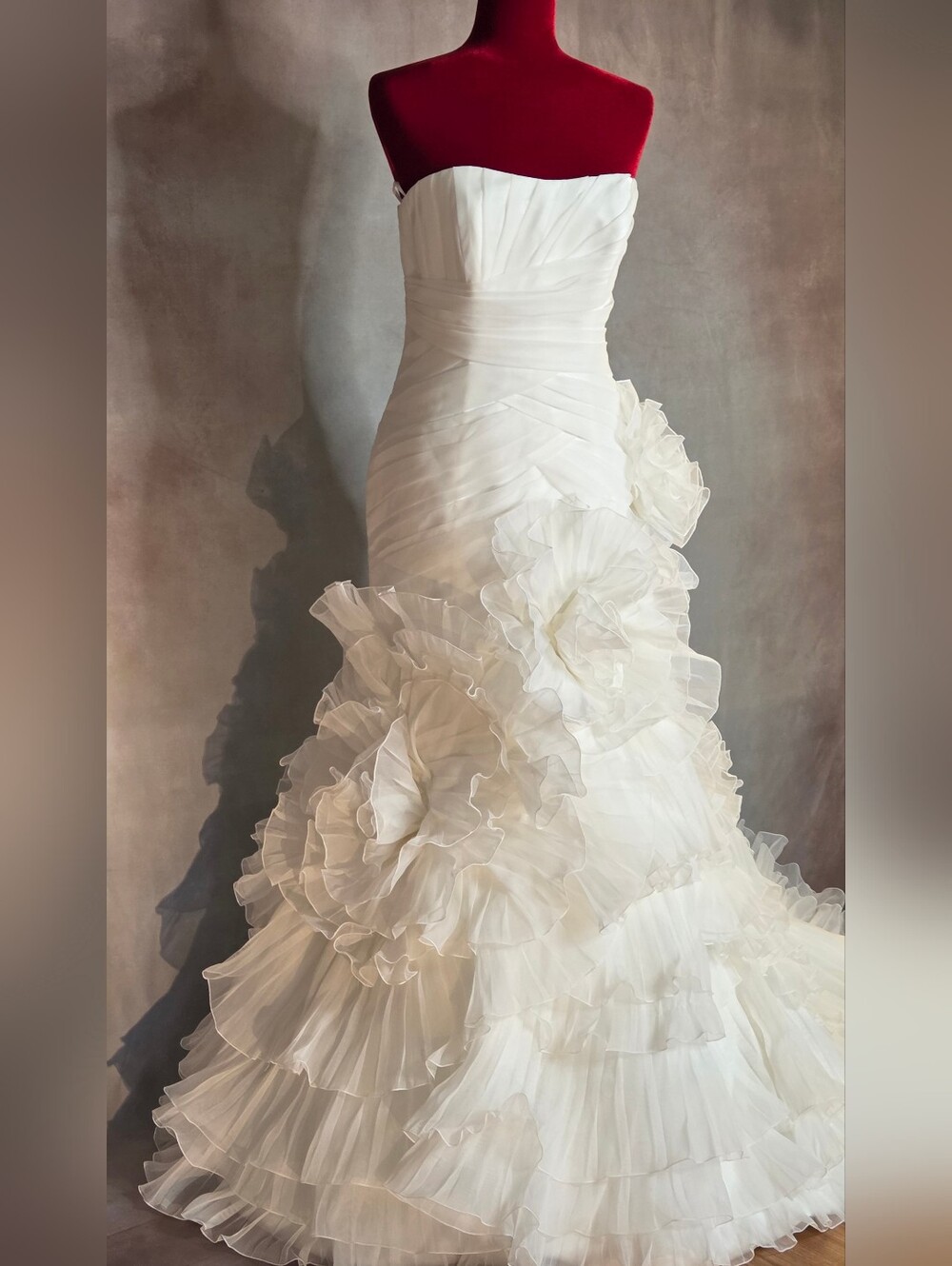 Elegant PRONOVIAS  Ruffled Wedding Dress with Floral Appliqué